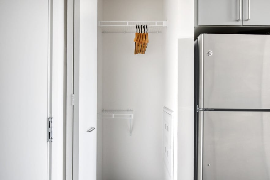 Building Photo - 2340 N California Ave