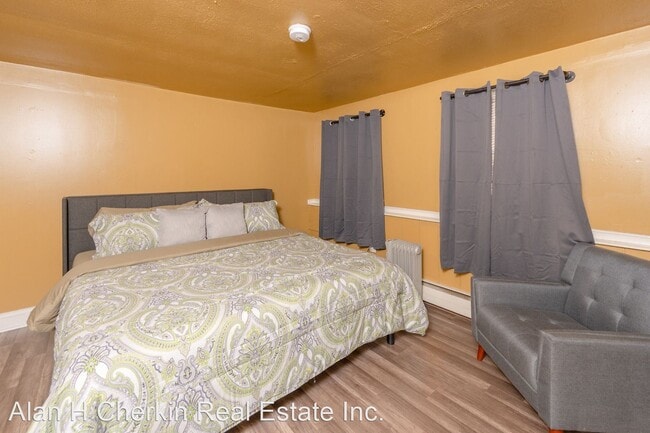 Building Photo - 3 br, 1 bath House - 4 East Miller Road