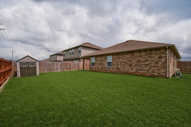 Building Photo - Beautiful + Well-Maintained Home in Benton...