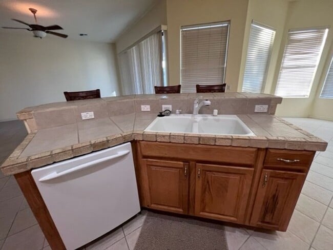 Building Photo - 3 Bed 2 Bath Golf Gated Community Pet Friendly,Boat Garage. Bullhead Parkway