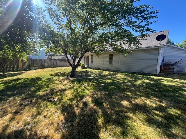Building Photo - 3bed 3bath Great Meridian Location!