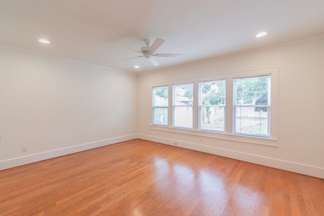 Building Photo - PRETTY HOME NORTH OF THE BRICKS in the CUL...