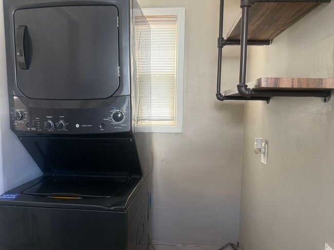 Building Photo - Cozy 2 bedroom close to downtown