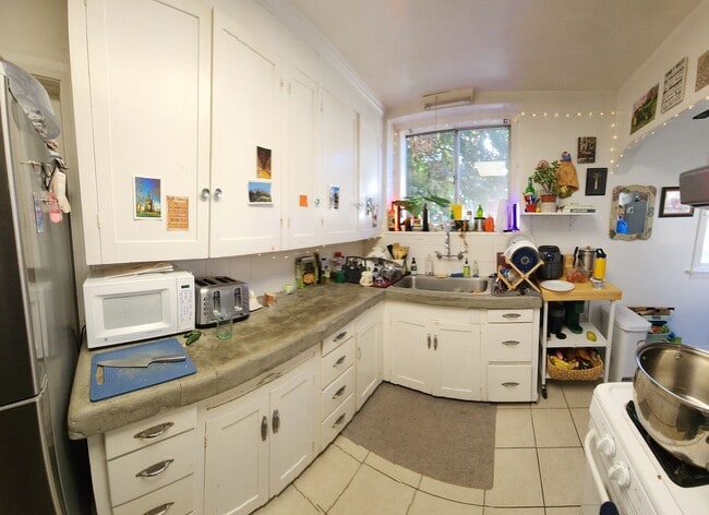 Building Photo - 7 Bedroom 3 bath home close to POLY!!!!