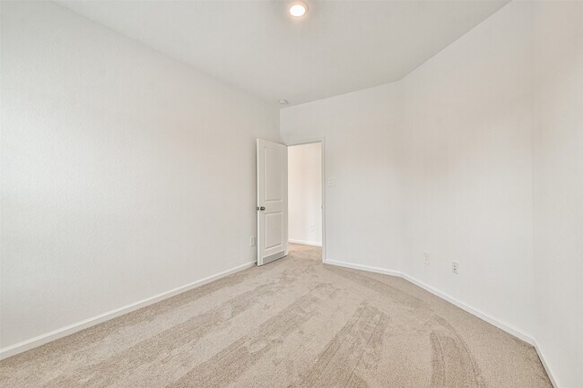 Building Photo - 678 Royal Arch Dr