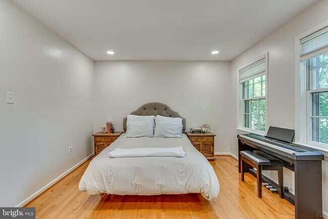 Building Photo - 912 Green St