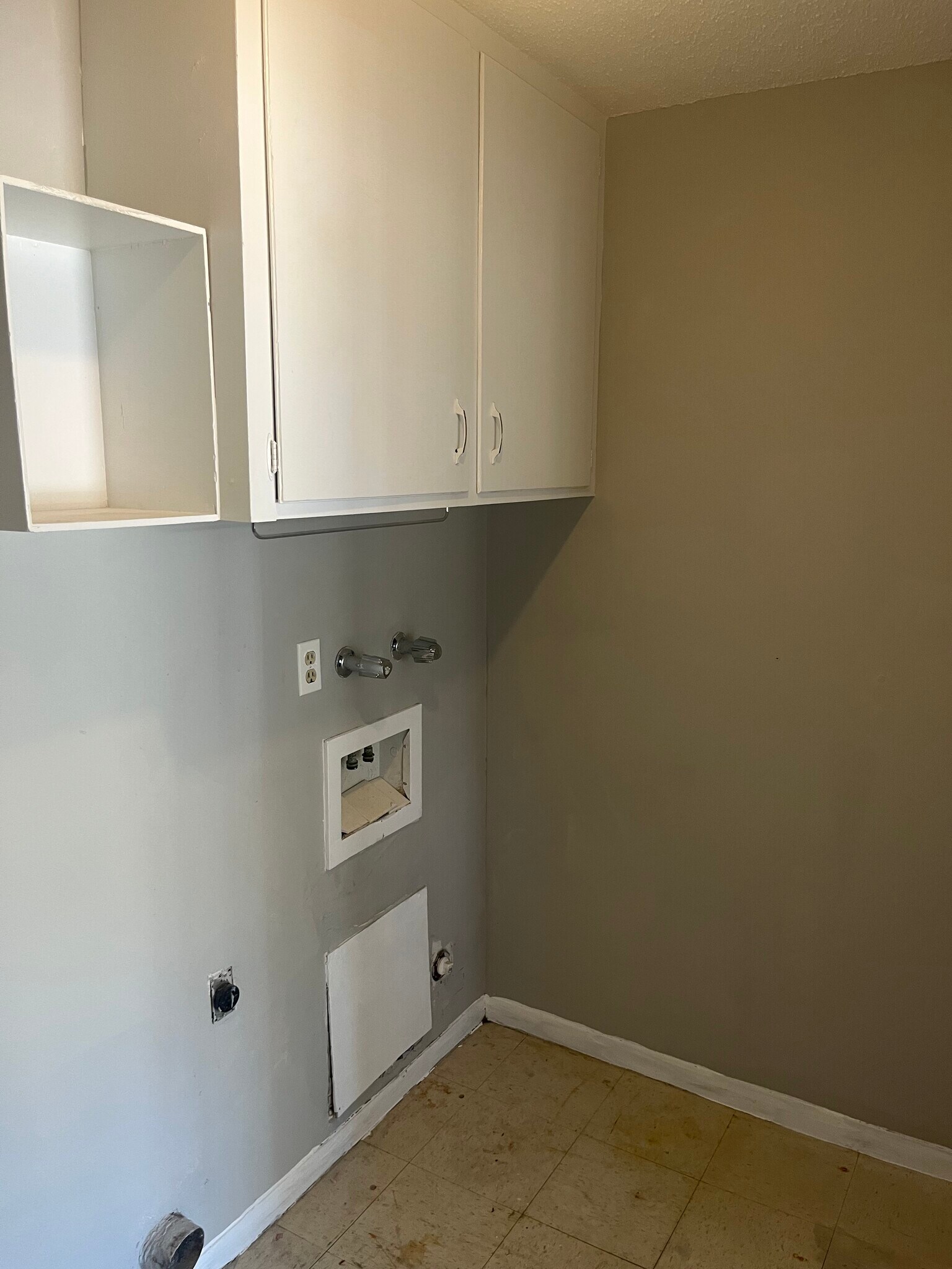 Laundry room - 6609 Escondido Dr