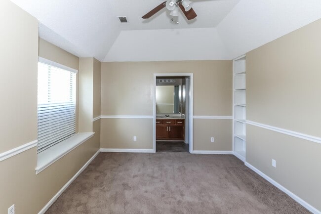 Building Photo - 4820 Greenlawn Cove