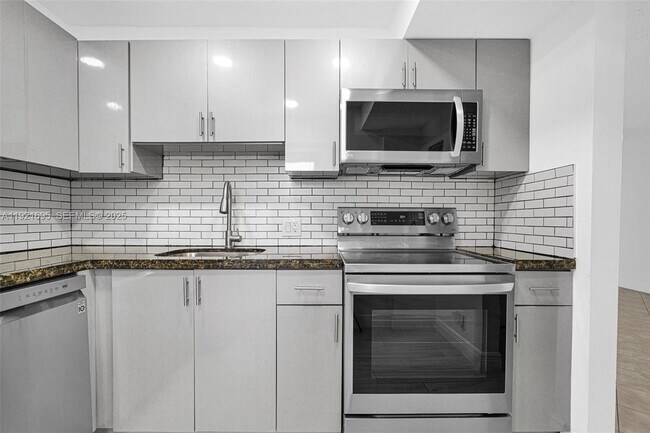 Building Photo - 3401 N Country Club Dr