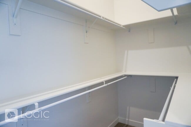 Building Photo - Gorgeous Townhome in Great Location!