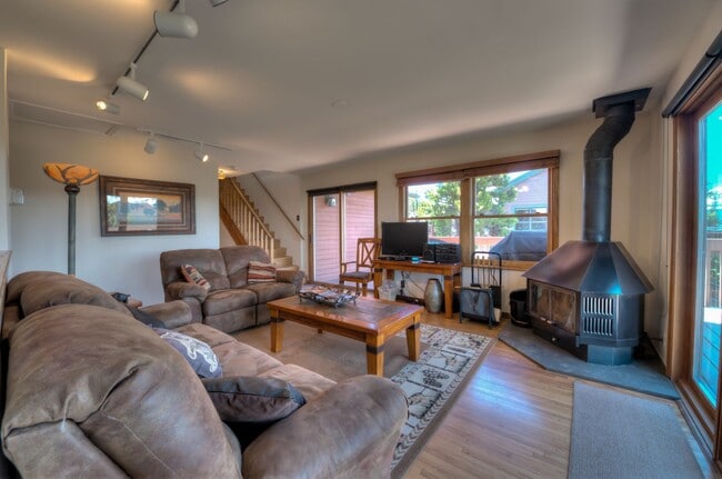 Building Photo - Ski Season Rental! Beautiful home near bus...