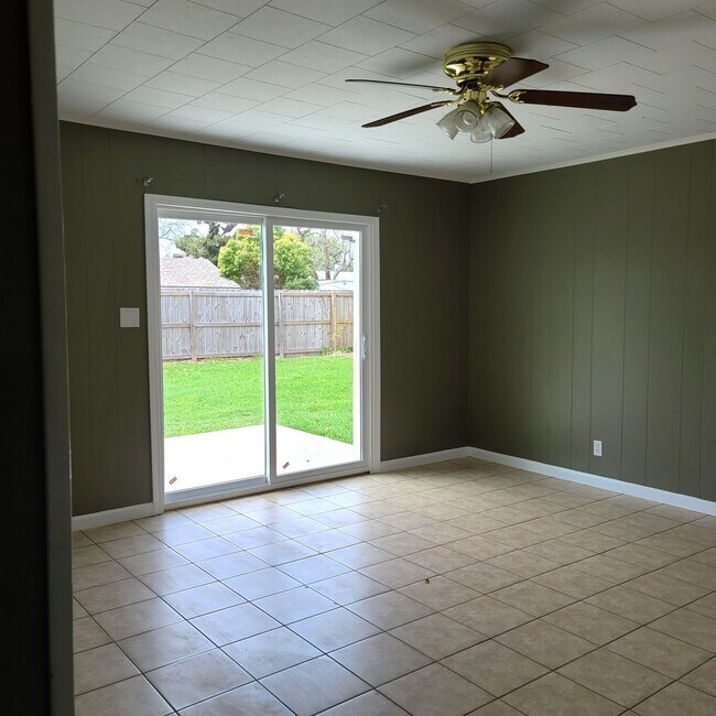 Building Photo - Adorable Cottage Rental