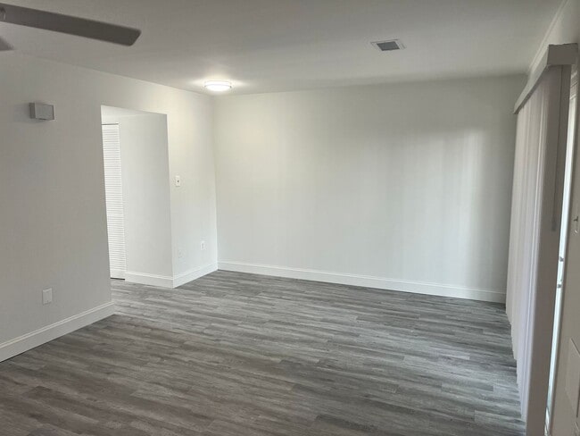 Building Photo - Updated Townhouse In Herndon
