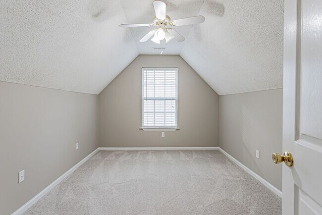 Building Photo - Bedroom on Main, Riverside Schools, Fenced...