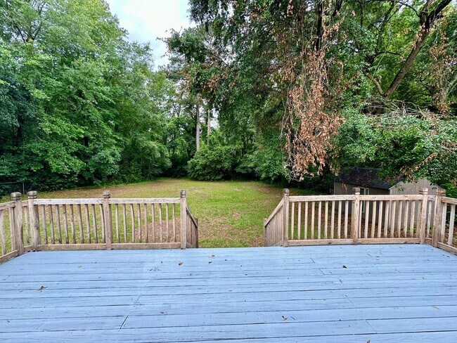 Building Photo - Quaint Cottage!