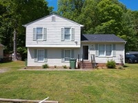 Building Photo - Awesome 4 bedroom tri level