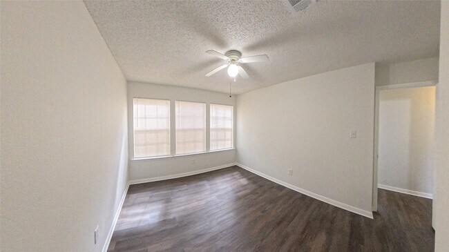 Building Photo - 3 Rain Walk Ct