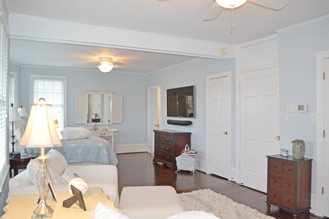 Building Photo - 16 S Somerset Ave