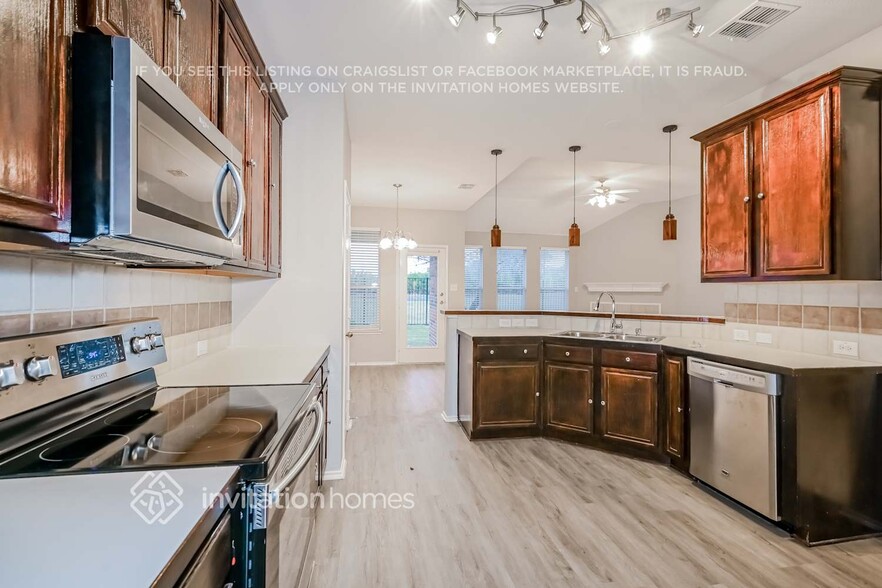 Building Photo - 9501 Links Fairway Dr