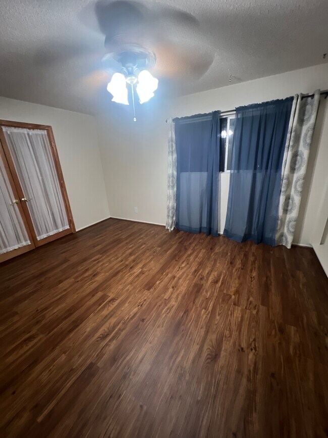 Room number one includes windows with drapes or not - 226 W Avenida Palizada