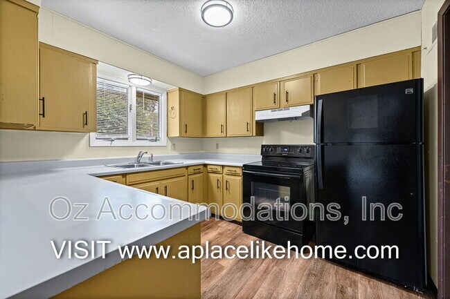 Building Photo - 608 E 78th St