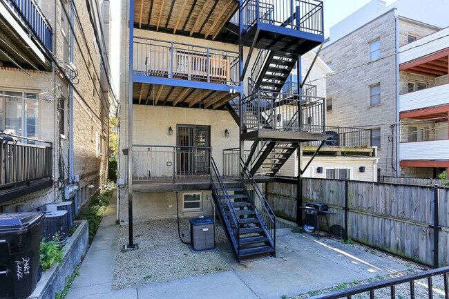 Building Photo - 1444 W Walton St