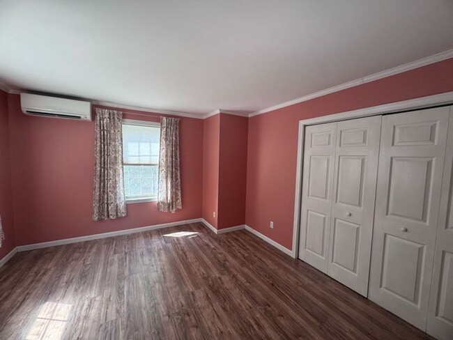 Building Photo - Beautiful 3 Bedroom Brunswick House