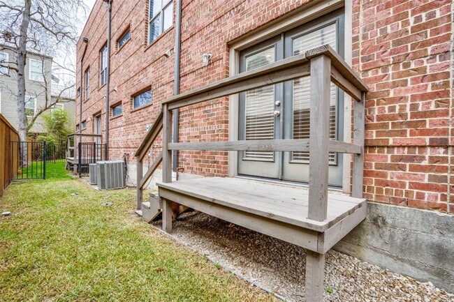 Building Photo - Beautiful townhome featuring granite countertops, hard wood floors, and a small private yard grea...
