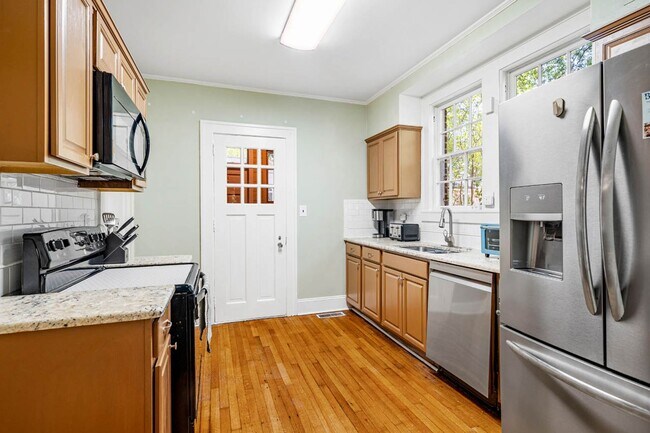Building Photo - Stunning 3 bedroom FURNISHED MID-TERM RENTAL home in historic downtown Burlington