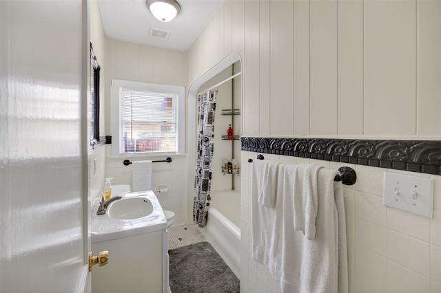 Building Photo - 3315 Rogers Ave