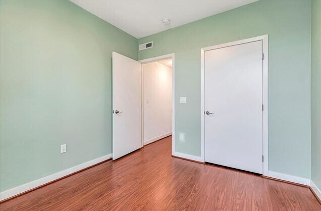 Building Photo - Bright 2BR / 2BA Condo with Balcony, Parking & Amenities in Central Dublin