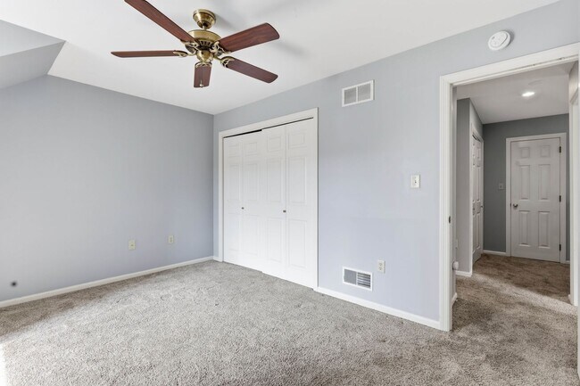 Building Photo - 472 Hillside Dr