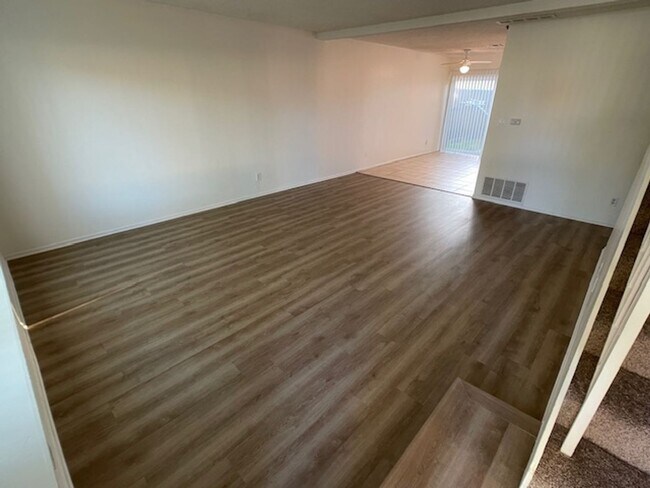 Building Photo - Moorpark 3 bed 2.5 bath Townhome close to Moorpark College