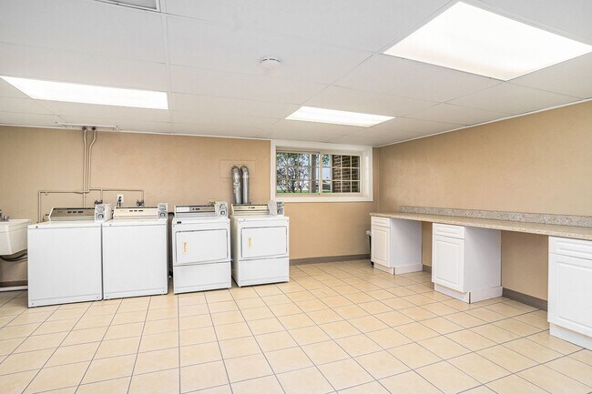 Building Photo - Almont Terrace - 730