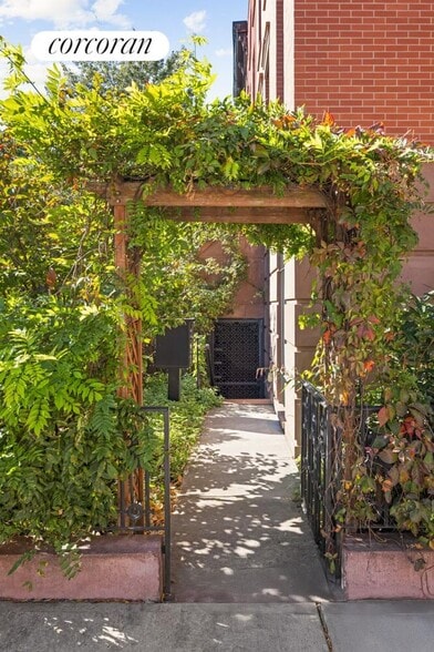 Primary Photo - 145 Gates Ave