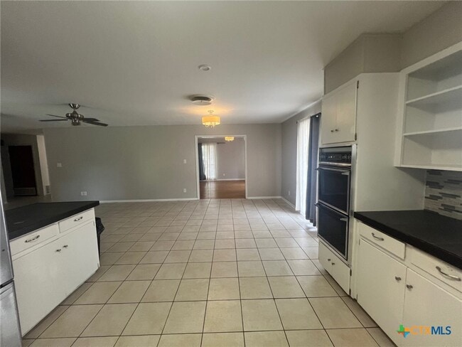 Building Photo - 943 S Pecan Ave