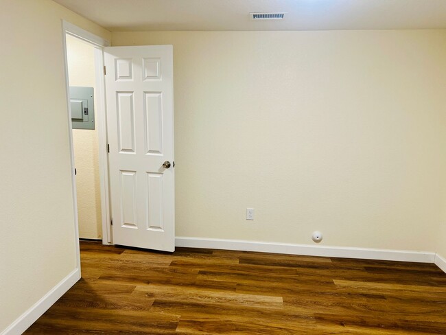 Building Photo - 3 Bed-1 Bathroom Available in Anshutz Medical Center Area - Duplex lower unit