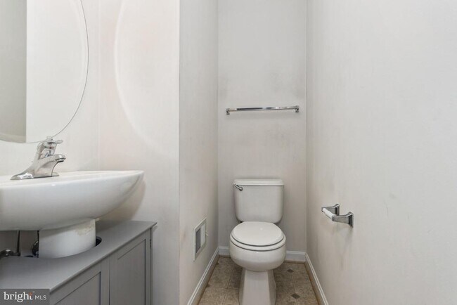 Building Photo - 2261 Forsythia Dr