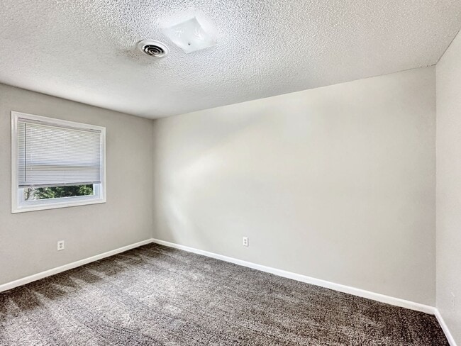 Building Photo - Charming, 2 bedroom apartment for rent!