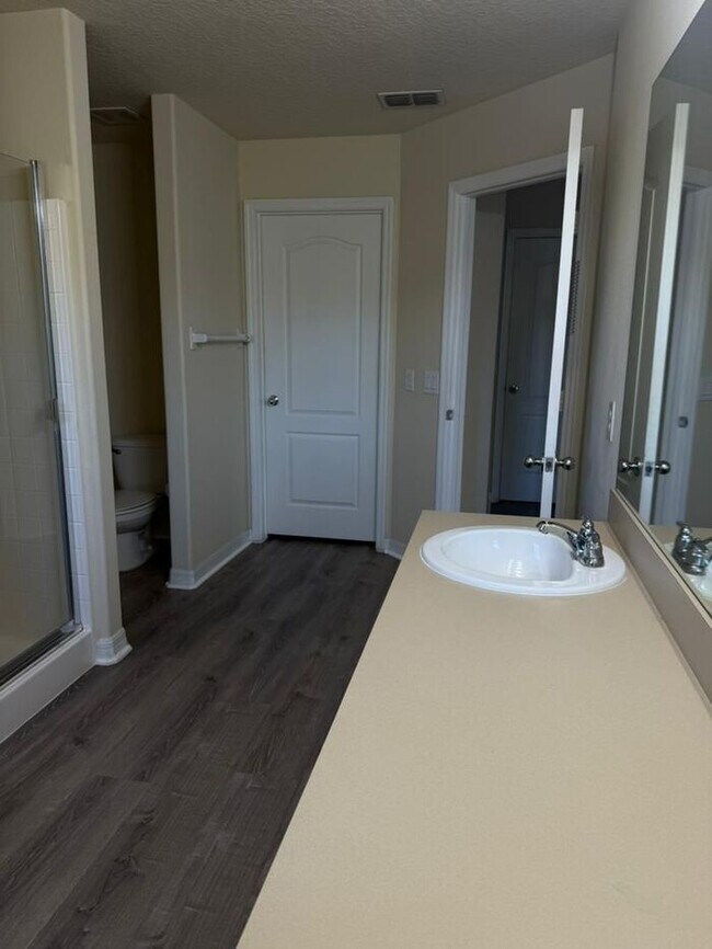 Building Photo - Updated 3 bed 2.5 bath Townhome