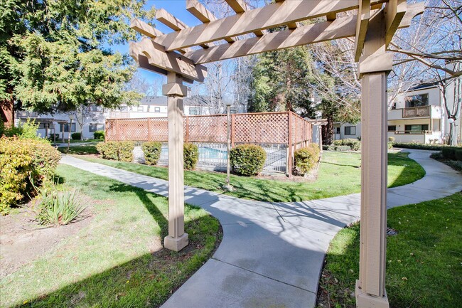 Building Photo - 1398 Meadow Ridge Cir