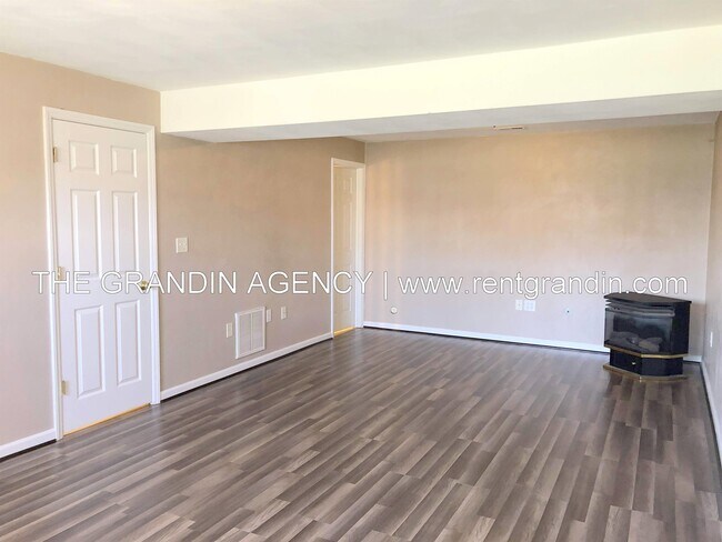 Building Photo - 1811 Meadows Ct