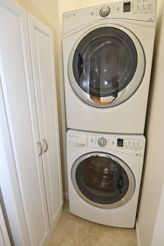 Building Photo - Charming Ground-Floor 2 Bedroom 1 bath Condo close to downtown!