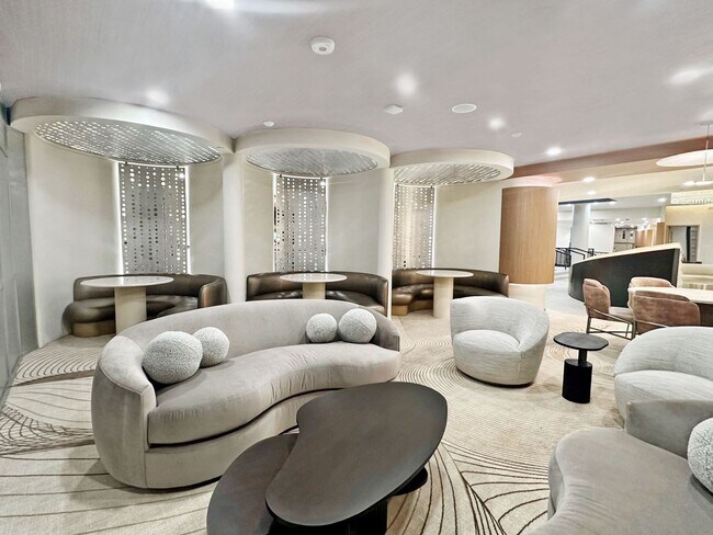 Building Photo - One Bedroom Rear Facing w Patio (1st Floor), Balcony 2 & 3