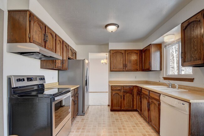 Building Photo - 4 bedroom, 3 bath home with 2 car garage