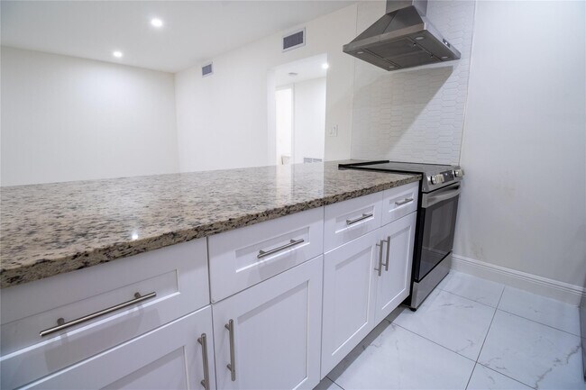 Building Photo - 1423 SW 2nd St