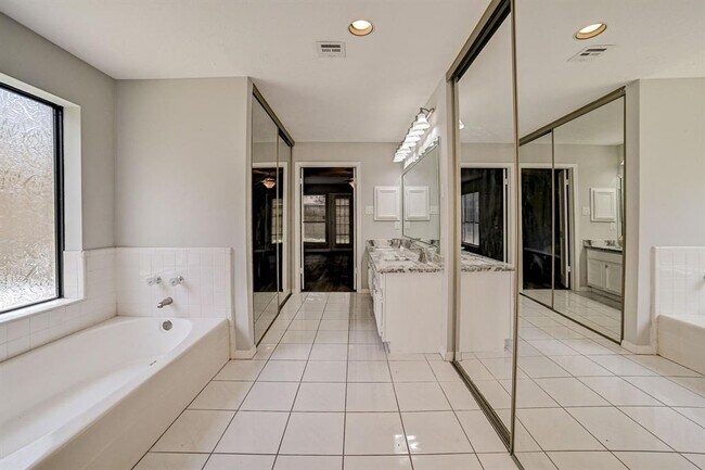 Building Photo - 3310 Meadway Dr
