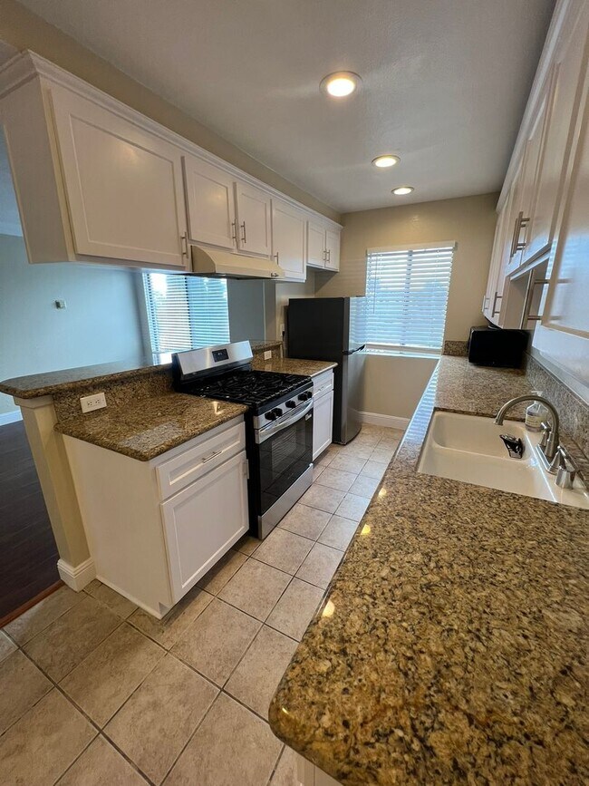 Building Photo - 1/2 off 1st month's rent! 2 Bedroom, 2 Bath & 2 Parking Spaces.