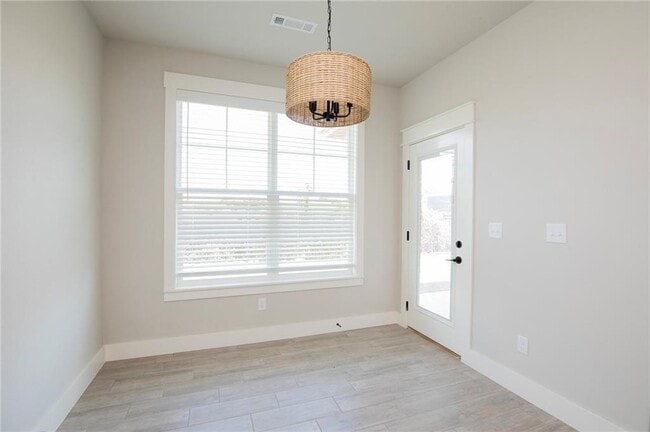 Building Photo - 300 White Oak St