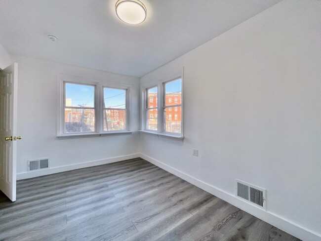 Building Photo - 389 Monmouth St